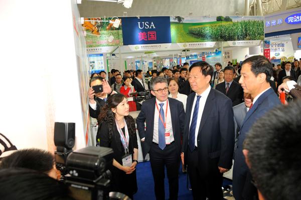 黑龍江省副省長孫堯與中國檢驗檢疫學會會長魏傳忠參觀法國展團