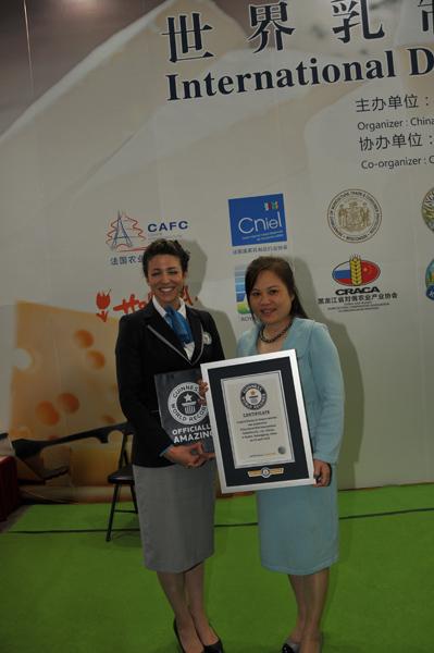 長城國際展覽有限責任公司總經理程楊接受吉尼斯認證官頒發(fā)的官方認證書